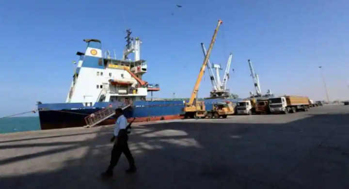 Seorang penjaga pantai berjalan melewati sebuah kapal yang berlabuh di pelabuhan Laut Merah Hodeidah, Yaman /Reuters