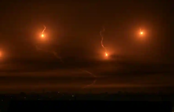 Suar Israel menerangi langit di atas Khan Yunis di Jalur Gaza selatan, pada 3 Desember 2023, ketika pertempuran dilanjutkan setelah berakhirnya gencatan senjata tujuh hari antara Israel dan militan Hamas /AFP