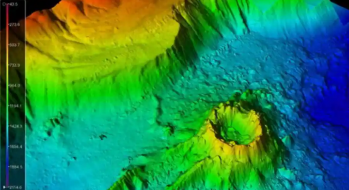 Gambar gunung bawah laut di permukaan laut /net