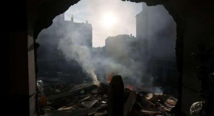 Asap mengepul di lokasi sebuah rumah yang hancur dalam serangan Israel, di tengah konflik yang sedang berlangsung antara Israel dan kelompok Islam Palestina Hamas, di Khan Younis, di Jalur Gaza selatan, 4 Desember 2023 /Reuters