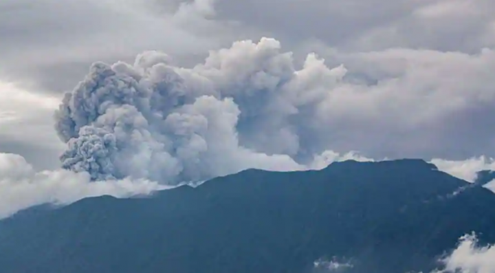 Abu vulkanik memuntahkan dari Gunung Marapi selama letusan seperti yang terlihat dari Tanah Datar di Sumatera Barat pada 3 Desember 2023 /AFP