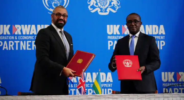 Menteri Dalam Negeri Inggris James Cleverly dan Menteri Luar Negeri Rwanda Vincent Biruta menandatangani perjanjian baru, di Kigali, Rwanda, 5 Desember 2023 /Reuters