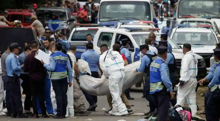 Teknisi forensik mengeluarkan mayat dari tempat kejadian di mana sebuah bus tergelincir dari jalan raya dan jatuh ke jurang, menyebabkan beberapa penumpang tewas dan beberapa terluka, di pinggiran Tegucigalpa, Honduras, 5 Desember 2023 /Reuters