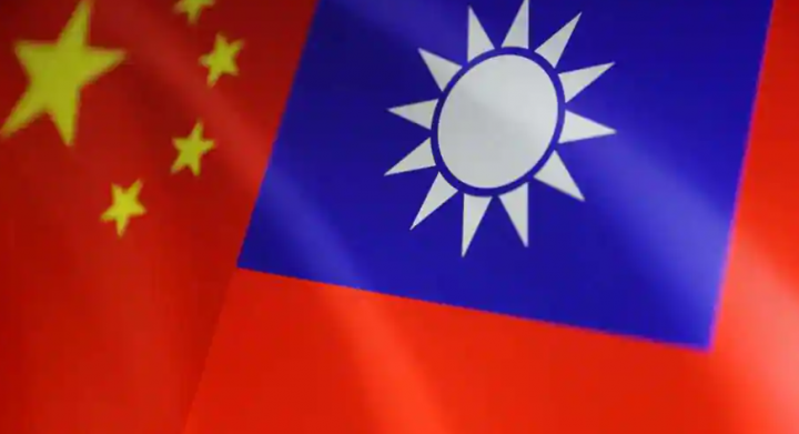 Bendera Taiwan dan China /Reuters