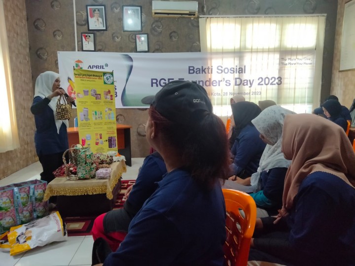 Jajaran manajemen PT RAPP foto bersama Asisten I Setda Pelalawan usai menyerahkan paket bahan pokok untuk warga Pangkalan Kerinci Kota