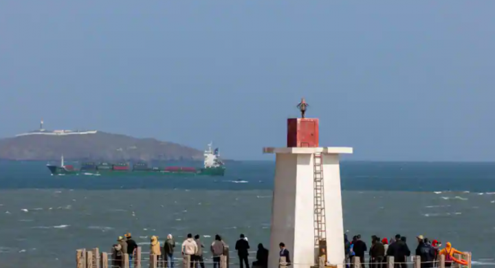 Mercusuar yang merupakan salah satu titik terdekat daratan China dengan pulau Taiwan /Reuters
