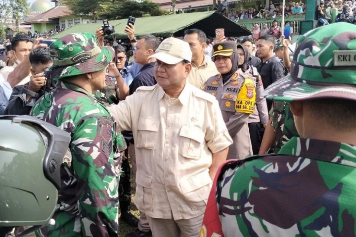 Kampanye di Sumbar Prabowo Kunjungi Korban Marapi, Diteriaki Presiden hingga Gemoy. (X/Foto)