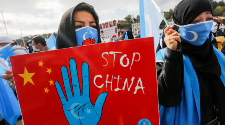 Demonstran etnis Uighur mengambil bagian dalam protes terhadap China, di Istanbul, Turki /Reuters