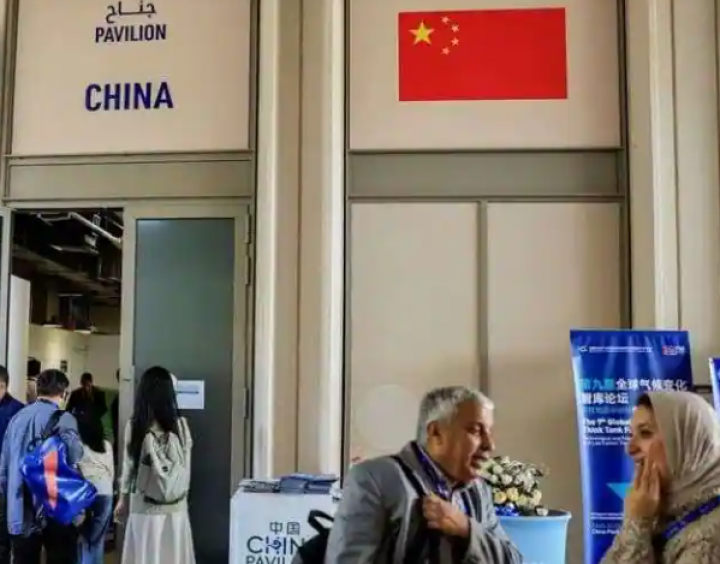 Orang-orang berdiri di luar Paviliun China pada Konferensi Perubahan Iklim PBB COP28 di Dubai, Uni Emirat Arab, 6 Desember 2023 /Reuters