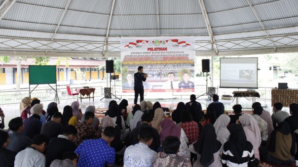 Instruktur KREKI Riau saat memberikan pelatihan pada mahasiswa Administrasi Publik Fisip Unri, Sabtu 9 Desember 2023 