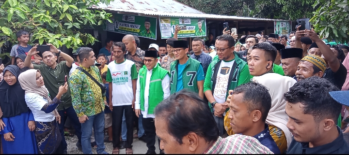 Ratusan masyarakat menyambut kedatangan Menteri Parawisata dan ekonomi kreatif Sandiaga Salahuddin Uno di kabupaten Kampar, Riau