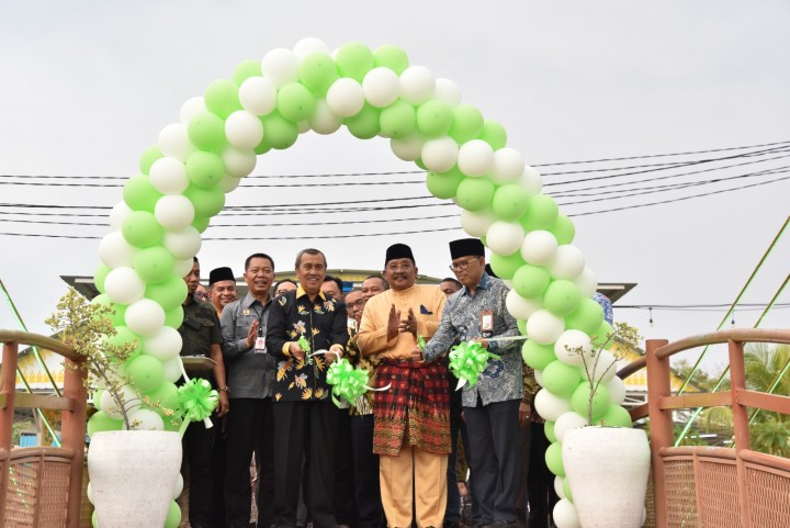 Gubernur Riau, Syamsuar lakukan pengguntingan pita tanda meresmikan KHAS