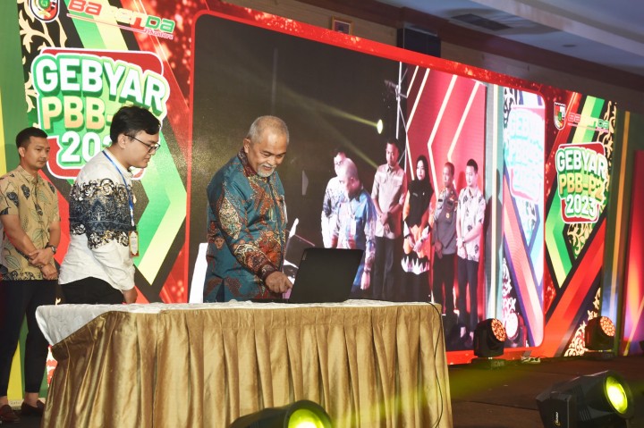 Direktur Dana & Jasa BRK Syariah M.A. Suharto melakukan penekanan tombol Gebyar Undian PBB-P2