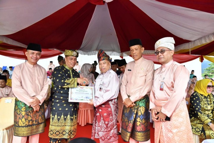 Penyerahan Penghargaan untuk BRK Syariah di HUT Kabupaten Lingga tahun 2023