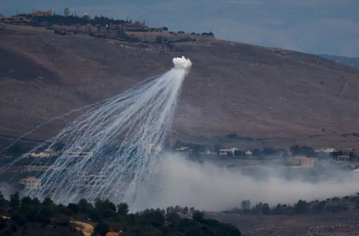 Fosfor putih yang ditembakkan oleh tentara Israel untuk membuat tabir asap, terlihat di perbatasan Israel-Lebanon di Israel utara, 12 November 2023 /Reuters