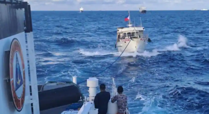 Sebuah kapal Pasukan Penjaga Pantai Filipina menarik kapal pemasok Filipina menyusul kerusakan akibat meriam air dari kapal Pasukan Penjaga Pantai Tiongkok saat menuju Second Thomas Shoal yang disengketakan, di Laut Cina Selatan, 10 Desember 2023 /Reuters