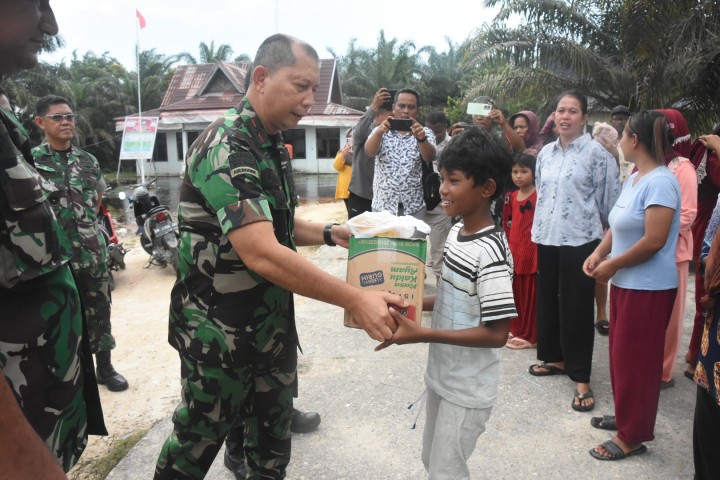 Danrem 031/Wira Bima Brigjen TNI Dany Rakca memberikan bantuan sembako pada warga yang terdampak banjir di Bonai Darussalam.
