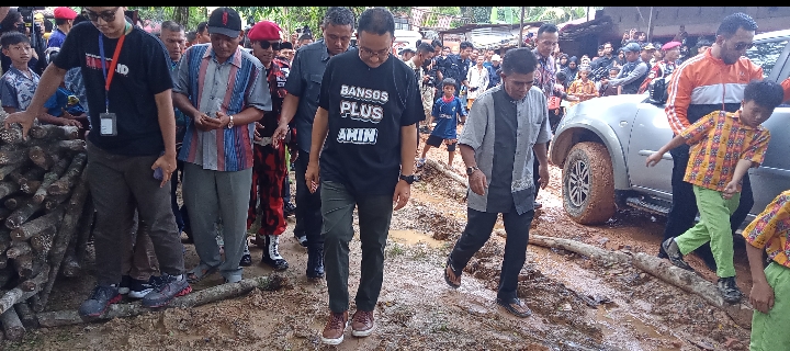 Capres Anies Baswedan berkunjung ke Kampung Bata Pekanbaru dengan jalan tanah yang sangat memperihatinkan 
