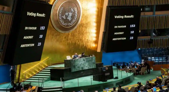 Sebuah layar menunjukkan hasil pemungutan suara selama pertemuan Majelis Umum PBB tentang resolusi gencatan senjata, di tengah konflik yang sedang berlangsung antara Israel dan kelompok Islam Palestina Hamas, di New York City /net
