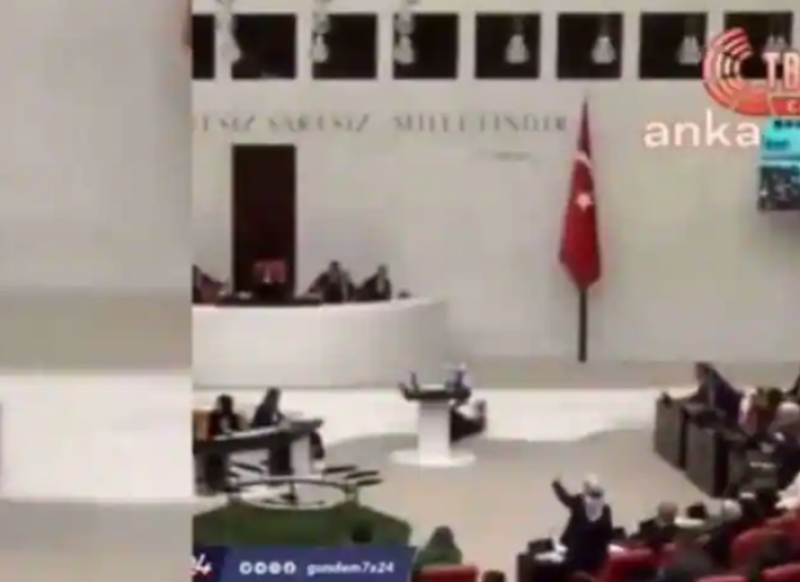 Anggota parlemen Turki Hasan Bitmez (tengah) terbaring di lantai setelah pingsan saat menyampaikan pidato di Majelis Agung Nasional Turki /X
