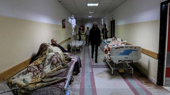 Warga Palestina dirawat di rumah sakit akibat gempuran Israel (net)