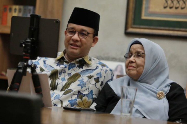 Anies Baswedan dan ibu kandung. Sumber: okezone.com