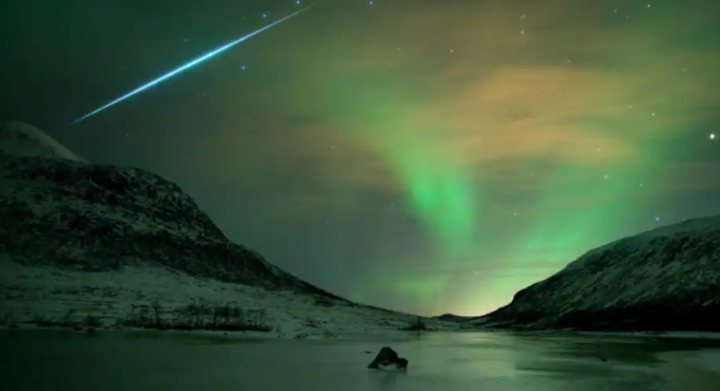 Foto dari NASA ini menunjukkan Cahaya Utara di dekat Tromsø, Norwegia pada 13 Desember. Paparan ini merekam cahaya berkilauan mereka dengan lembut menerangi pemandangan pantai musim dingin. Ini juga menangkap kilatan meteor bola api yang tiba-tiba dari hujan meteor Geminid bulan Desember /net