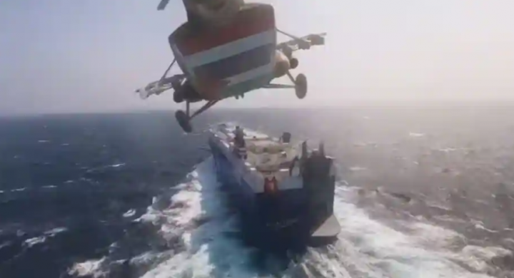 Gambar menunjukkan helikopter militer Houthi terbang di atas kapal kargo Galaxy Leader di Laut Merah /Reuters