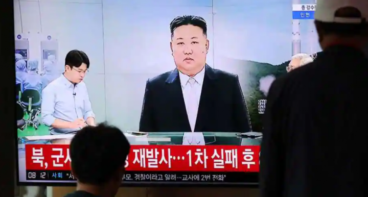 Penumpang menonton TV yang menyiarkan laporan berita tentang Korea Utara yang menembakkan roket luar angkasa, di sebuah stasiun kereta api di Seoul, Korea Selatan, 24 Agustus 2023 /Reuters