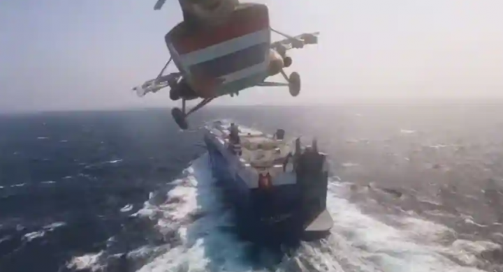 Gambar menunjukkan helikopter militer Houthi terbang di atas kapal kargo Galaxy Leader di Laut Merah /Reuters