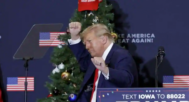 Mantan presiden AS dan calon presiden 2024 Donald Trump memberi isyarat selama acara kampanye di Waterloo, Iowa, pada 19 Desember 2023 /AFP