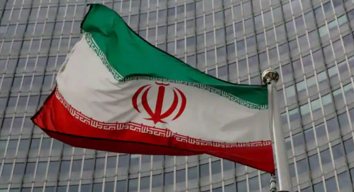 Bendera Iran berkibar di depan markas Badan Energi Atom Internasional (IAEA) di Wina, Austria, 9 September 2019 /Reuters