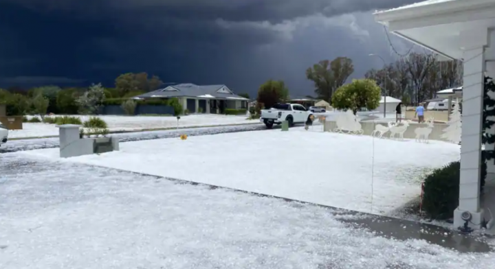 Gambar menunjukkan hujan es di New South Wales pada 25 Desember 2023 /Asher Woodrow-Facebook