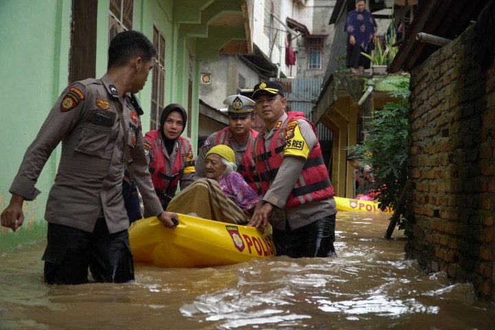 Kapolres Rohul AKBP Budi turun langsung melakukan evakuasi seorang lansia korban banjir di Rokan Hulu.