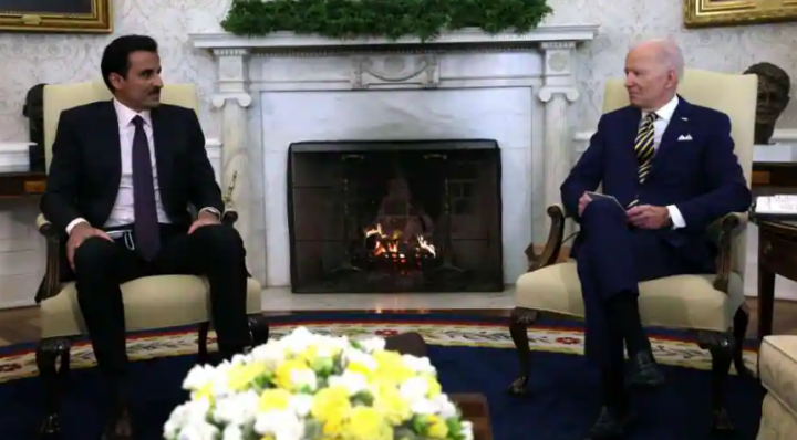 Presiden AS Joe Biden mengadakan pertemuan bilateral dengan Emir Qatar Sheikh Tamim bin Hamad al-Thani di Ruang Oval di Gedung Putih di Washington, AS, 31 Januari 2022 /Reuters