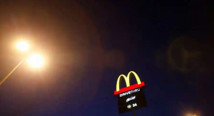 Logo perusahaan rantai makanan cepat saji McDonald's Corp terlihat dipajang di kota Pekan Malaysia 4 Mei 2013 /Reuters