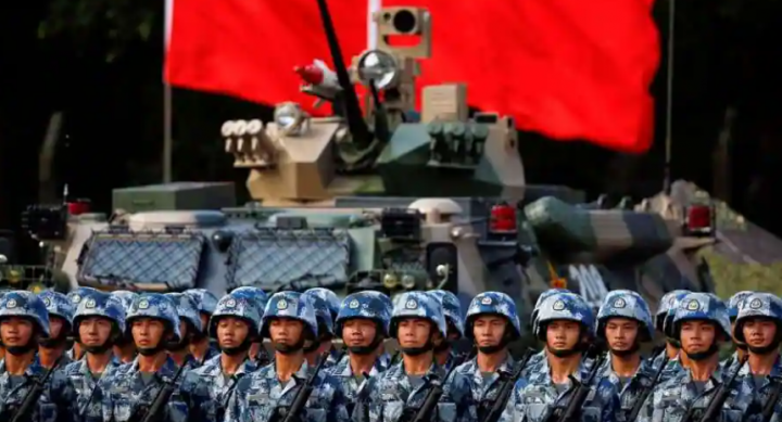 Pasukan China bersiap untuk kedatangan Presiden Xi Jinping di Garnisun PLA Hong Kong /Reuters