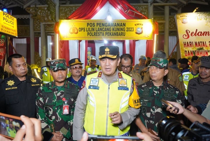 Kapolda Riau Irjen Pol M Iqbal didamping Danrem 031/WiraBima Brigjen TNI Dani Rakca bersama Forkompinda Riau.