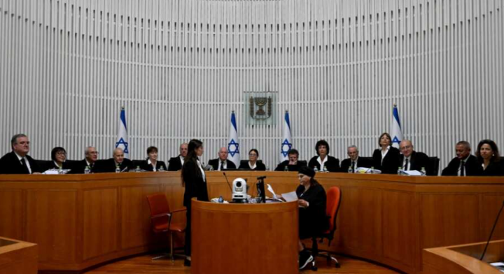 Presiden Mahkamah Agung Israel Esther Hayut dan kelima belas hakim berkumpul untuk mendengarkan petisi menentang hukum standar kewajaran di Pengadilan Tinggi di Yerusalem, pada Selasa, 12 September 2023 /Reuters