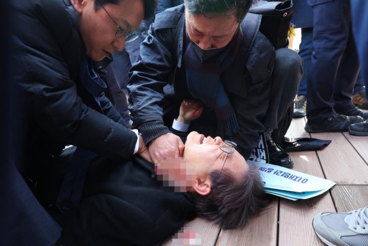 Politikus Pemimpin Oposisi Korea Selatan Ditikam di Leher saat Konferensi Pers di Busan. (upi.com/Foto)