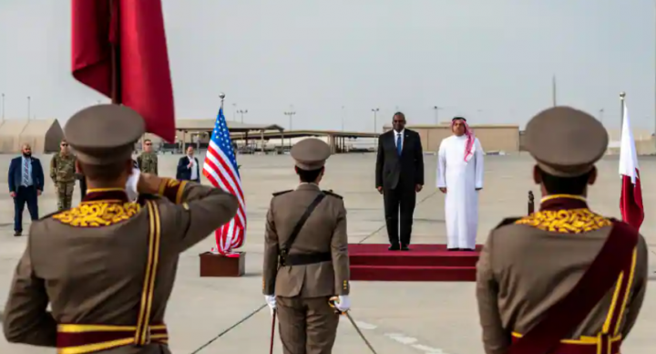 Menteri Pertahanan AS Lloyd Austin disambut oleh Menteri Pertahanan Qatar Khalid bin Mohammad Al Attiyah, selama kunjungannya ke Pangkalan Udara Al Udeid, Doha, Qatar, 19 Desember 2023 /Reuters