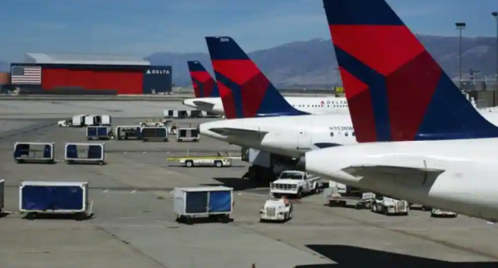 Pesawat Delta berbaris di gerbang mereka saat berada di landasan Bandara Internasional Salt Lake City di Utah /Reuters
