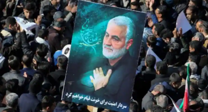 Para pelayat Iran berkumpul selama tahap akhir prosesi pemakaman jenderal Qasem Soleimani yang terbunuh, di kampung halamannya Kerman pada 7 Januari 2020 /AFP