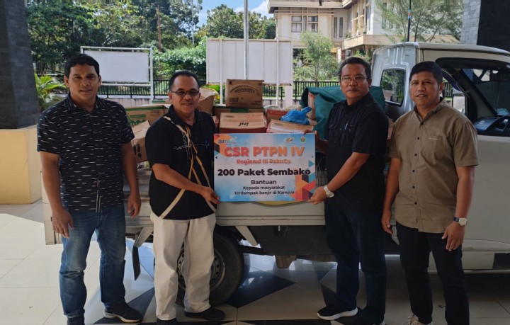 Perwakilan PTPN IV PalmCo Regional 3 menyerahkan bantuan 1,4 ton paket sembako yang diperuntukkan bagi korban terdampak banjir Kabupaten Kampar, Provinsi Riau