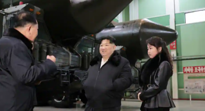 Pemimpin Korea Utara Kim Jong Un, didampingi putrinya Kim Ju Ae, mengunjungi pabrik produksi kendaraan militer /Reuters