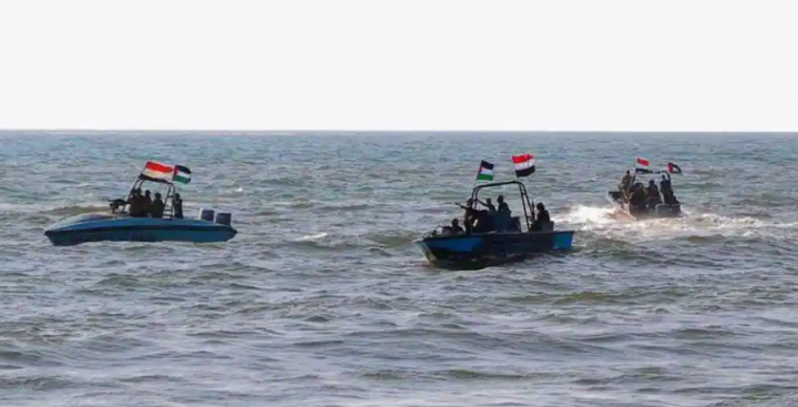 Anggota Penjaga Pantai Yaman yang berafiliasi dengan kelompok Houthi berpatroli di laut /AFP