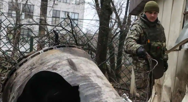 Seorang anggota regu bom bekerja di sebelah sisa-sisa rudal tak dikenal di lokasi di mana bangunan tempat tinggal rusak berat selama serangan rudal Rusia, di tengah serangan Rusia ke Ukraina, di pusat Kharkiv, Ukraina 2 Januari 2024 /Reuters
