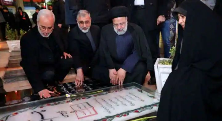 Presiden Iran Ebrahim Raisi mengunjungi makam komandan militer Iran Jenderal Qassem Soleimani, di Kerman, Iran, 5 Januari 2024 /Reuters