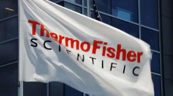 Bendera perusahaan berkibar di luar kantor kantor Thermo Fisher Scientific di Waltham, Massachusetts, AS, 2 Agustus 2023 /Reuters