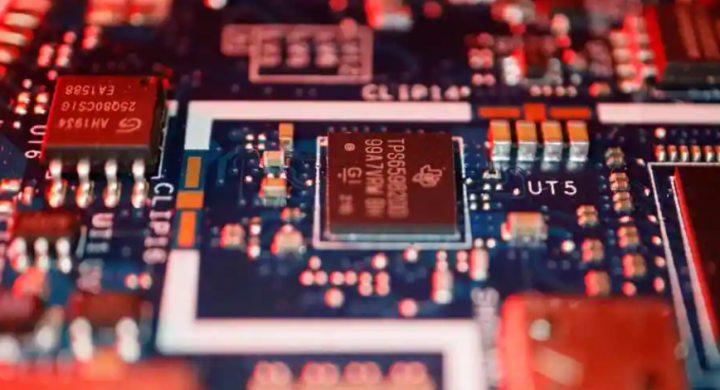 Chip semikonduktor terlihat di papan sirkuit komputer dalam ilustrasi ini /Reuters